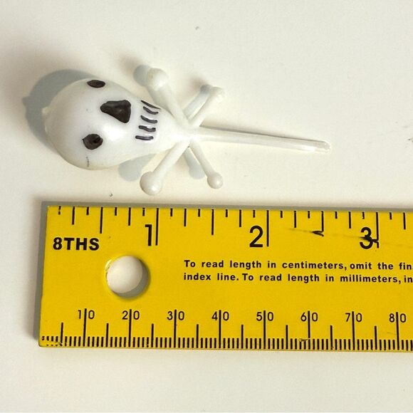 15 Vintage Skull & Crossbones Halloween Plastic Mold Cupcake Toppers - Picture 2 of 5